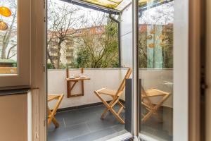 un balcone con due sedie e un tavolo di Apartment Hannover Top Citylage ad Hannover