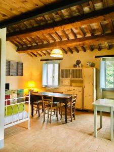 Kuchyň nebo kuchyňský kout v ubytování CasaLeMonache appartamenti in casale in Umbria