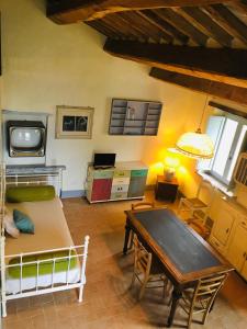 TV a/nebo společenská místnost v ubytování CasaLeMonache appartamenti in casale in Umbria