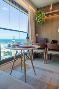 Ruang duduk di Beautiful Studio Apartment with City & Beach View