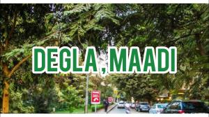 un cartel que dice della mamed en una calle de la ciudad en Aqua Maadi Degla Group, en El Cairo 2 fotos más