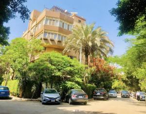 un grupo de coches aparcados delante de un edificio en Aqua Maadi Degla Group, en El Cairo