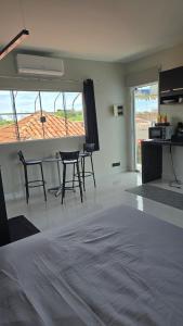 a room with a bed and a table and chairs at Apartmento no Centro in Presidente Epitácio