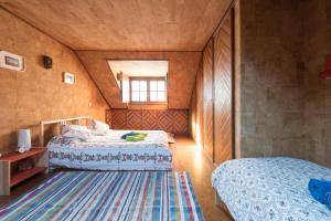 Postel nebo postele na pokoji v ubytování Refúgio da Vila Santiago