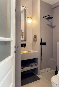 Kúpeľňa v ubytovaní Susanna Apartments - Your Oasis in Athens Ano Petralona