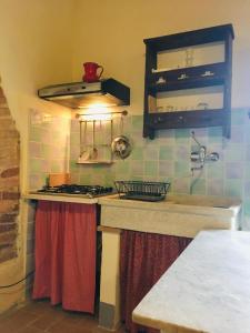 Kuchyň nebo kuchyňský kout v ubytování CasaLeMonache appartamenti in casale in Umbria