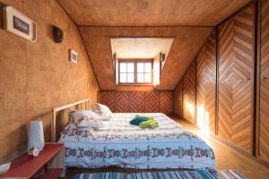 a bedroom with a bed in a room with a window at Refúgio da Vila Santiago in Sesimbra