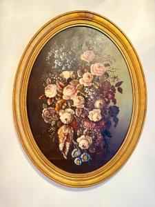 un dipinto di un vaso di fiori su un muro di Sea & Soul a Costa da Caparica Altre 26 foto