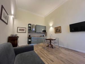 a living room with a couch and a table at Suite Indipendenza Perugia in Perugia
