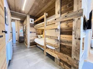 Łóżko lub łóżka w pokoju w obiekcie Résidence Les Oursons - Appartement de charme au pied des pistes de l'Espace Diamant MAE-6464