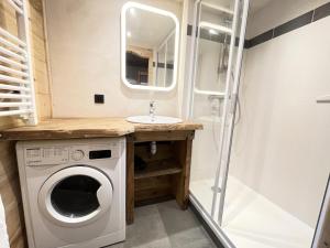 pralka w łazience z umywalką w obiekcie Résidence Les Oursons - Appartement de charme au pied des pistes de l'Espace Diamant MAE-6464 w mieście Notre-Dame-de-Bellecombe +14 zdjęć