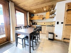 jadalnia ze stołem i krzesłami w kuchni w obiekcie Résidence Les Oursons - Appartement de charme au pied des pistes de l'Espace Diamant MAE-6464 w mieście Notre-Dame-de-Bellecombe