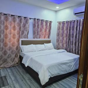 Postel nebo postele na pokoji v ubytování Hen Cap Apartment Services