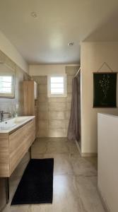 a bathroom with a sink and a bath tub at La Farigoule - Villa avec spa, clim, terrasse in La Roque-sur-Cèze