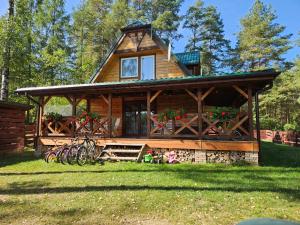Ein Garten an der Unterkunft Ferienhaus "BASTEK1" am See mit Kamin & WLAN - Domek Letniskowy BASTEK