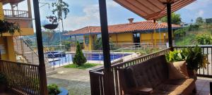 Bazén v ubytování Ecohotel Guaduales Nature nebo v jeho okolí