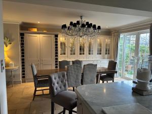 Ruang duduk di 6 Northfields Close Family Household +7 gambar