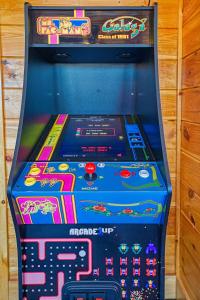 een grijpmachine voor videogames met een advertentie voor bij 5 Star Views! Hot Tub! Game Room! Near Dollywood & Parkway in Sevierville