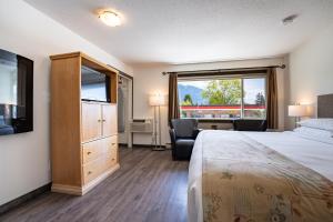 Postel nebo postele na pokoji v ubytování Swiss Chalet Motel