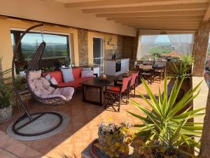 un soggiorno con amaca in una casa di Wait 'N Sea, Jacuzzi, Luxury Stone House a Epanomi