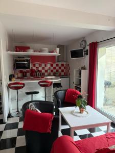 een woonkamer met een keuken en een tafel en stoelen bij Birchbank Cottage - Disney 30min in Coulommiers