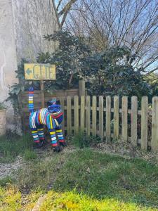 een kleurrijk kattenbeeld voor een hek bij Birchbank Cottage - Disney 30min in Coulommiers +5 foto's