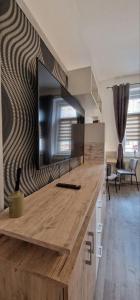 eine Küche mit einer Theke und einem TV an der Wand in der Unterkunft Top3 Ferienwohnung mit Fitnessstudio in Plauen