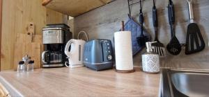 eine Küchentheke mit einer Kaffeemaschine und Küchenutensilien in der Unterkunft Top3 Ferienwohnung mit Fitnessstudio in Plauen