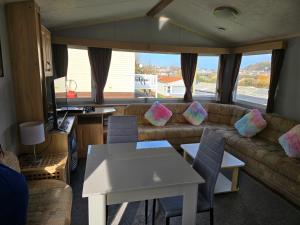 アベリストウィスにあるLight and Airy 2 Bedroom Mobile Homeのギャラリーの写真