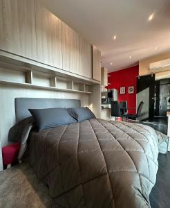 Un dormitorio con una cama grande y una pared roja. en Casa Gran Madre, en Turín