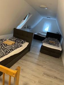 two beds in a room with a attic at TopLageDG in Augsburg