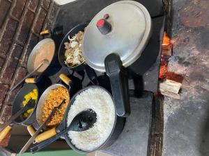 a grill with a pan and a pan with food at Aconchego ao pé da serra in São Roque de Minas