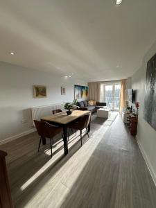 Posezení v ubytování Lovely 2-Bed Apartment in London