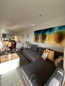 Posezení v ubytování Lovely 2-Bed Apartment in London