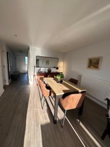 Kuchyň nebo kuchyňský kout v ubytování Lovely 2-Bed Apartment in London