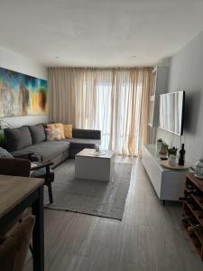 TV a/nebo společenská místnost v ubytování Lovely 2-Bed Apartment in London