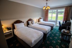Ένα ή περισσότερα κρεβάτια σε δωμάτιο στο Lakeside Manor Hotel +34 φωτογραφίες