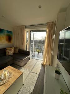 Posezení v ubytování Lovely 2-Bed Apartment in London
