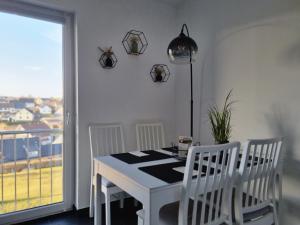 a dining room with a table and chairs and a window at Wellnesshaus Dorfblick mit Outdoor-Jacuzzi und Infrarotkabine in Dreis-Brück