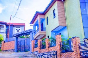 een huis met een hek ervoor bij Number Seven apartment in Kigali