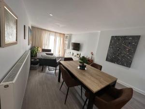 Posezení v ubytování Lovely 2-Bed Apartment in London