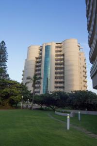 un gran edificio con un parque enfrente en 203 Oyster Quays - by Stay in Umhlanga en Durban