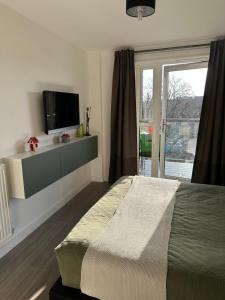 Postel nebo postele na pokoji v ubytování Lovely 2-Bed Apartment in London