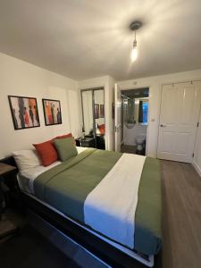 Postel nebo postele na pokoji v ubytování Lovely 2-Bed Apartment in London