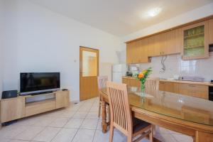 Η κουζίνα ή μικρή κουζίνα στο Apartman Cvita +15 φωτογραφίες
