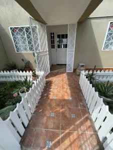 a hallway of a house with white benches and a door at GR20acd Corredor Comercial in Cuauhtémoc