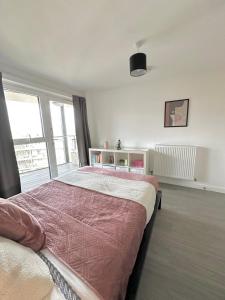 Postel nebo postele na pokoji v ubytování Lovely 2-Bed Apartment in London