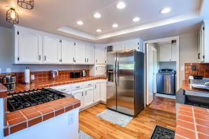 Una cocina con gabinetes blancos y un refrigerador de acero inoxidable. en Spacious Mountain View Oasis - Pool, Spa & Game Rm, en Oakhurst 71 fotos más