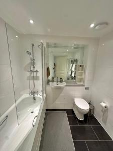 Koupelna v ubytování Lovely 2-Bed Apartment in London