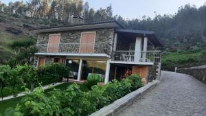 派瓦堡Estúdio de Amor的山边的房子